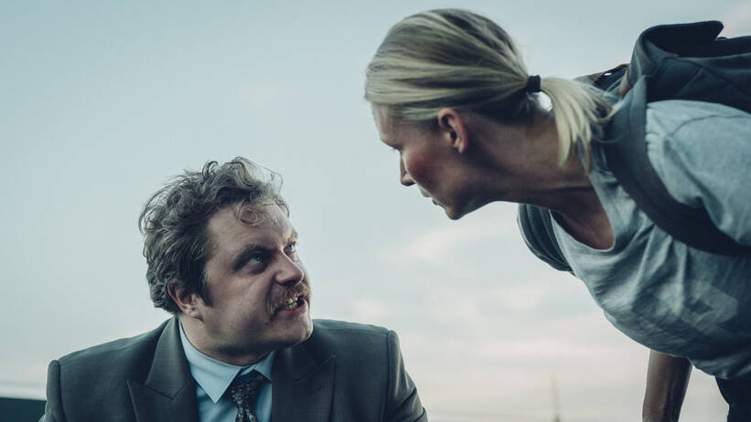 Kadr z serialu "Wielka Woda", na zdjęciu Tomasz Schuchardt i Agnieszka Żulewska, fot. Netflix