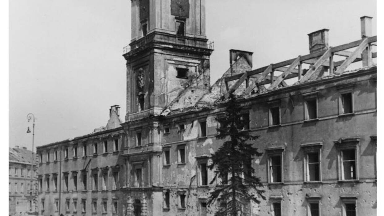 Warszawa 10.11.1939. Spalony i ograbiony przez Niemców Zamek Królewski. Fot. PAP/Alamy