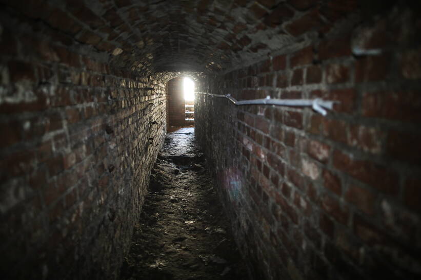 Tunel pod dawnym Pałacem Saskim. Fot. PAP/Albert Zawada