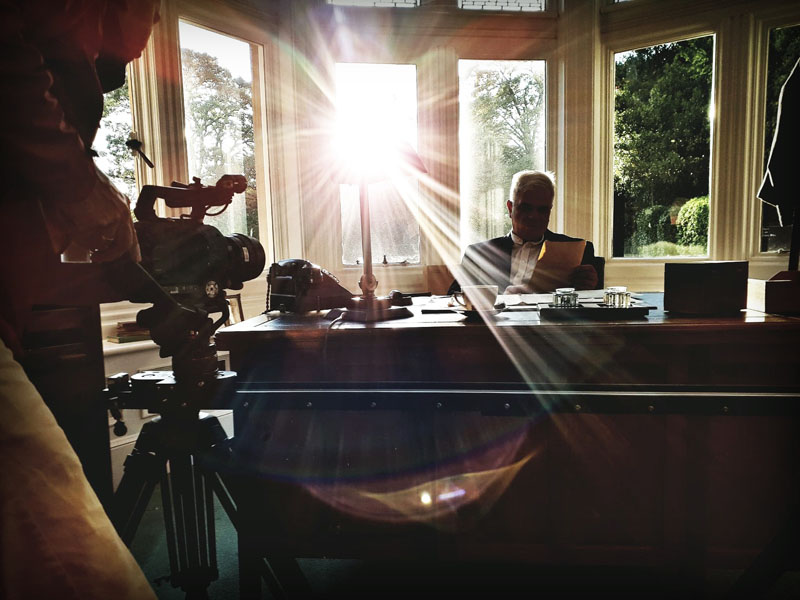 fot. Vena Art. Dr Marek Grajek w gabinecie Alistair’a Dennistona podczas zdjęć w Bletchley Park.