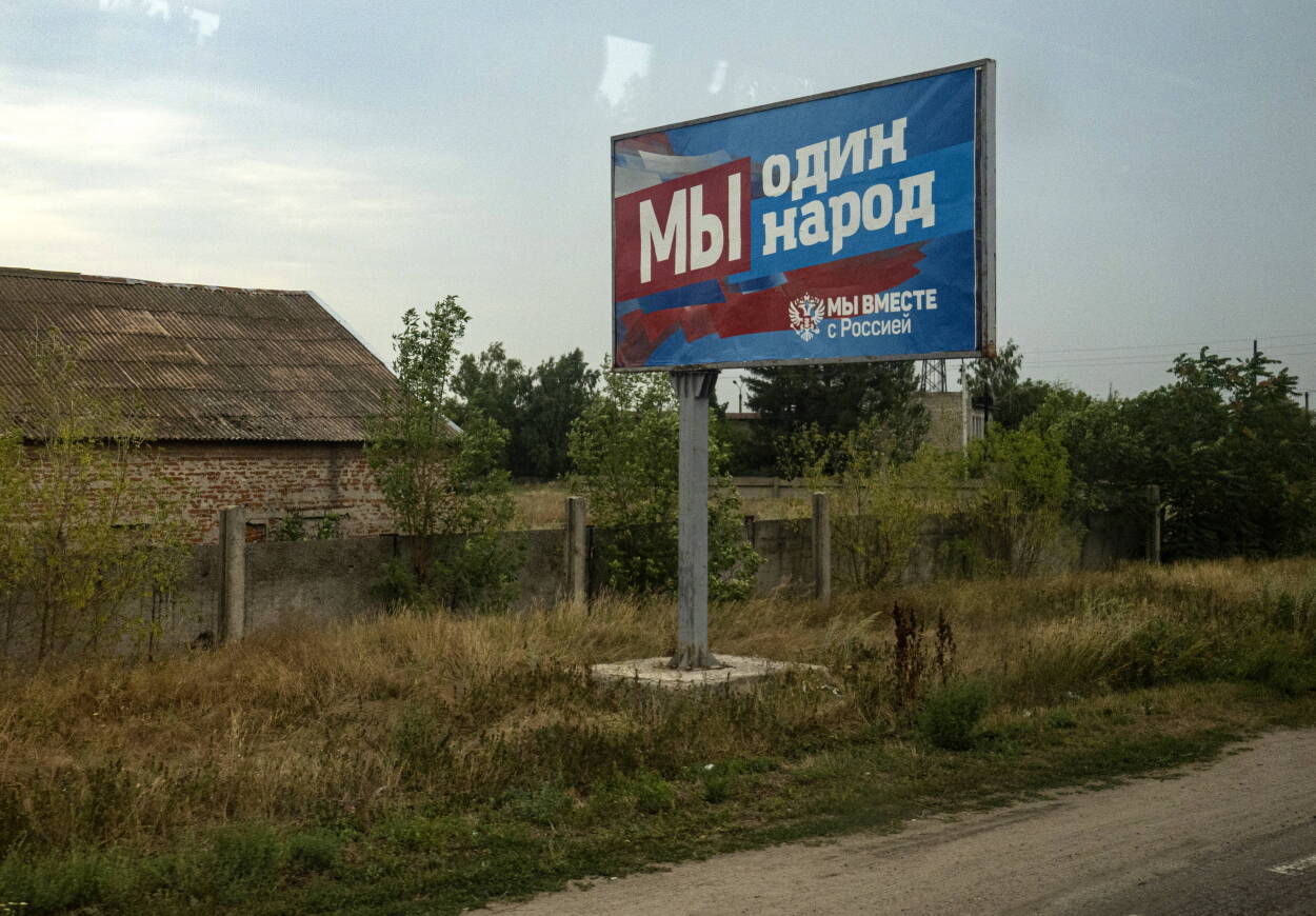 Російський агітаційний білборд біля Бердянська. Fot. PAP/EPA/SERGEI ILNITSKY