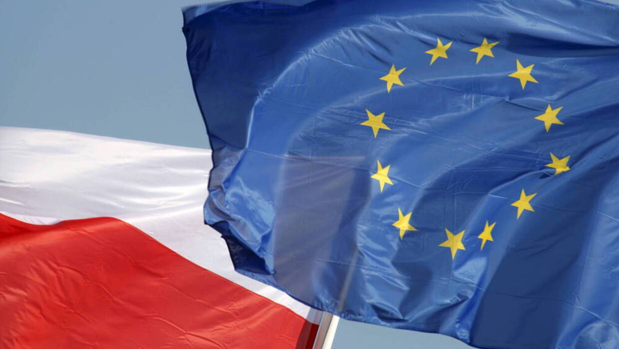 Прапори Польщі та ЄС. Fot. PAP/EPA/Toms Kalnins 