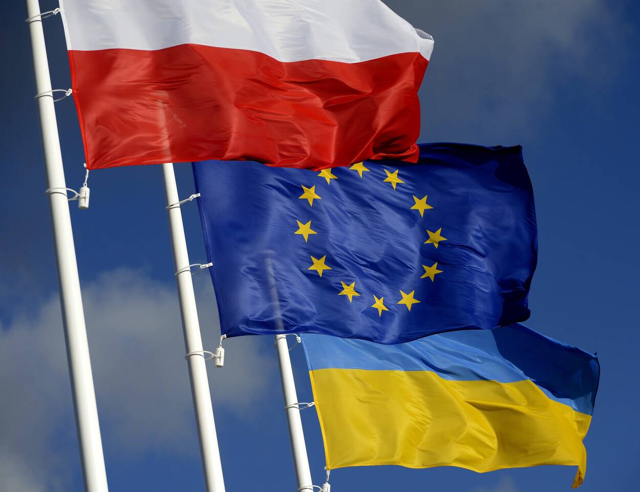 Прапори ЄС, Польщі та України Fot. PAP/Darek Delmanowicz