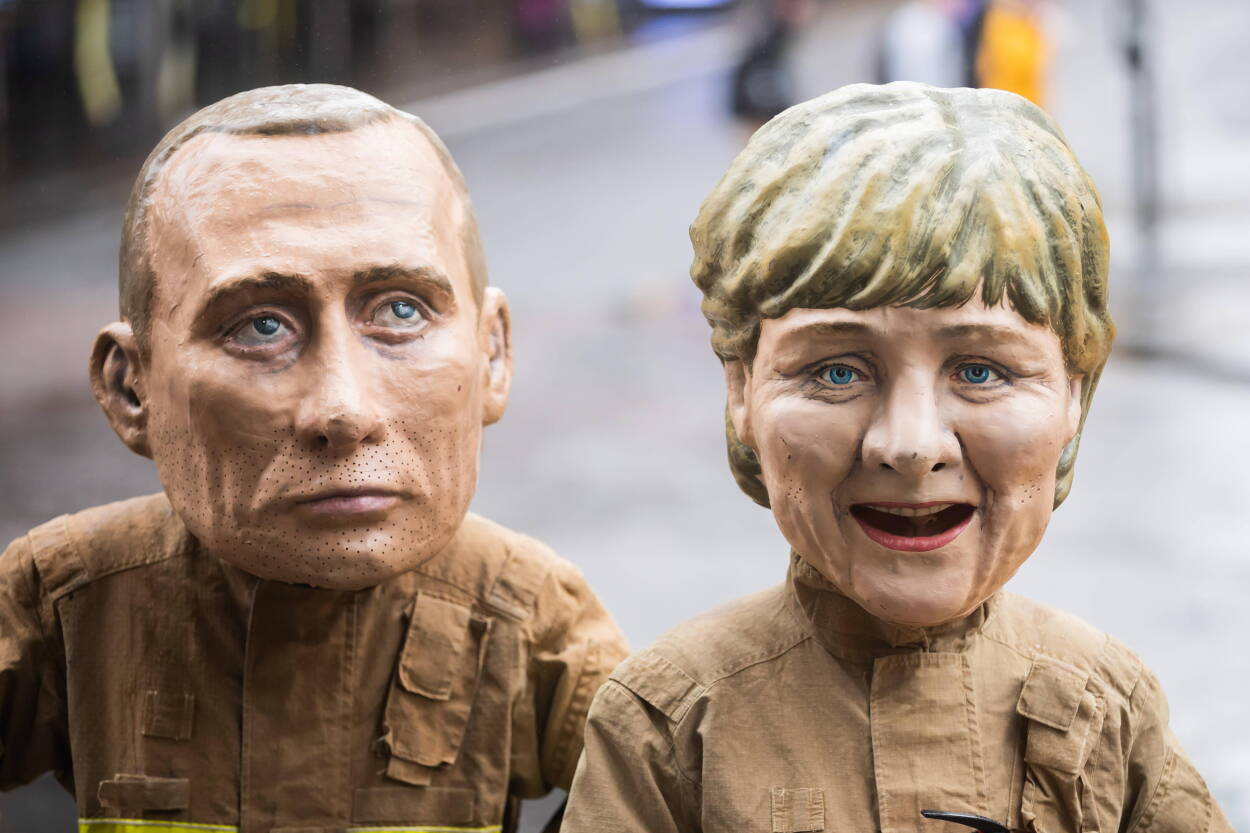 Ляльки Владіміра Путіна та Ангели Меркель на екологічному протесті в Глазго. 2021 рік. Fot. PAP/DPA/Christoph Soeder