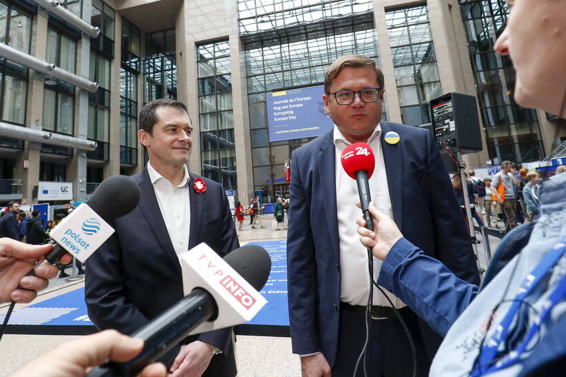 Постійний представник Республіки Польща в ЄС посол Анджей Садось (справа) дає інтерв'ю,Fot. PAP/EPA/JULIEN WARNAND