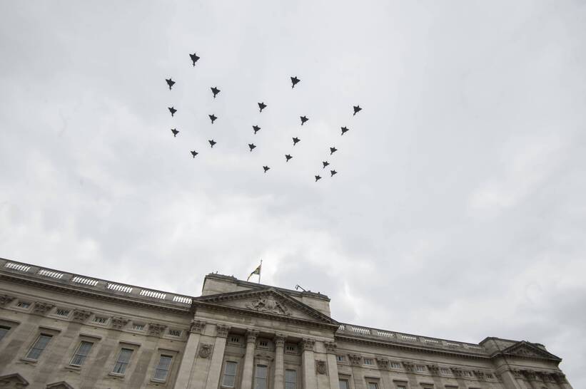 Королівські військово-повітряні сили Великої Британії в небі над Букінгемським палацом. Fot. PAP/News Pictures/Paul Grover/Royal Rota via Royalfoto