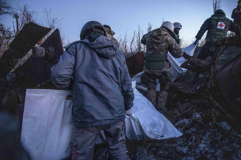 ексгумація тіл російських солдатів під Ізюмом Fot. PAP/Narciso Contreras / Anadolu Agency/ABACA