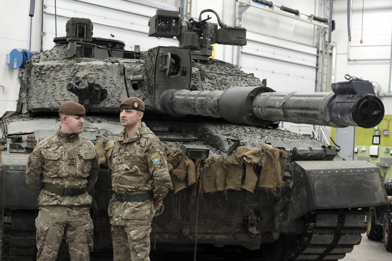 Танк Challenger 2 та британські воєнні інструктори. Fot. PAP/EPA/VALDA KALNINA