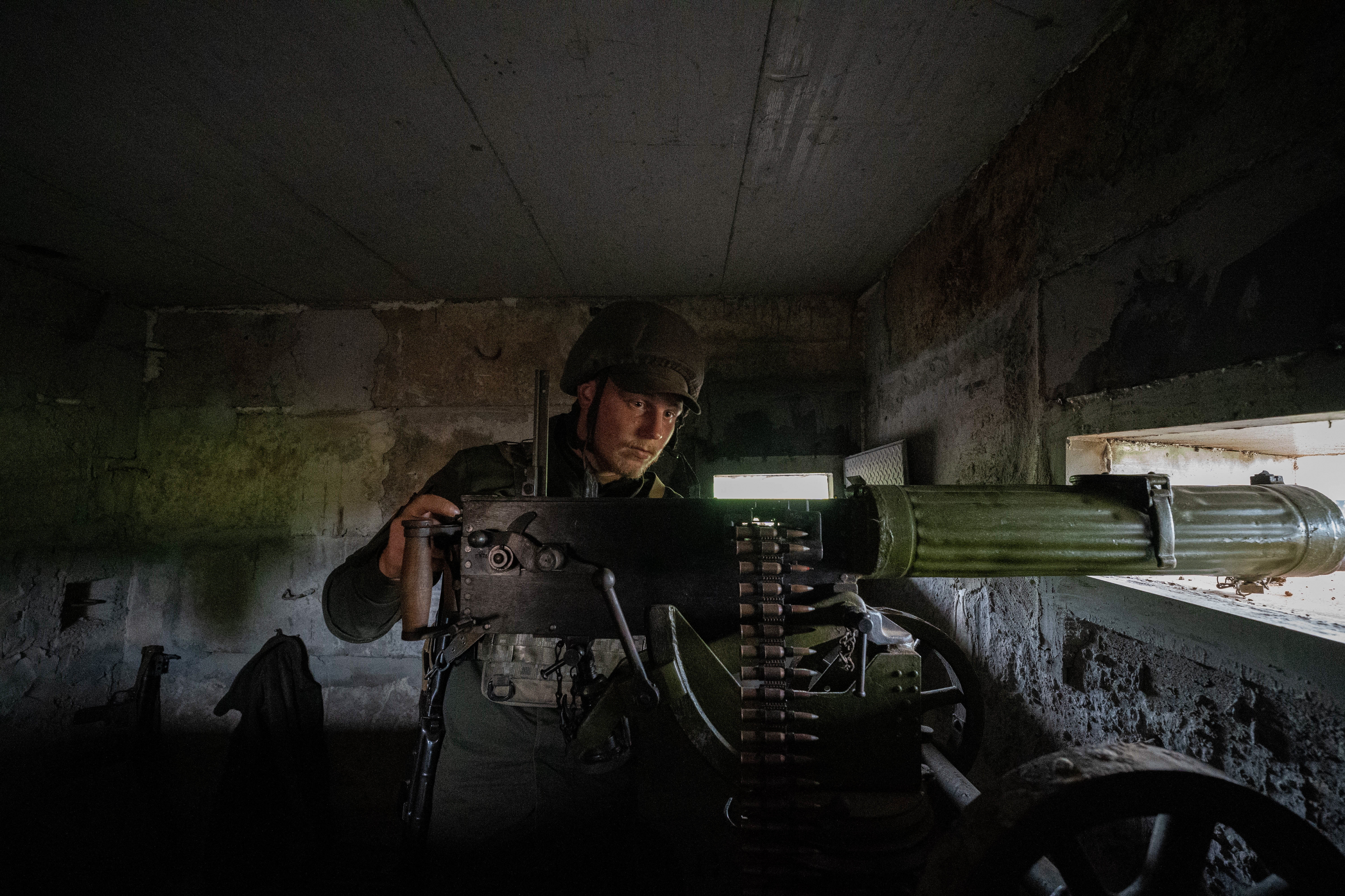 Боєць Національної гвардії в бункері з кулеметом "Максима". Fot. PAP/Mykola Kalyeniak