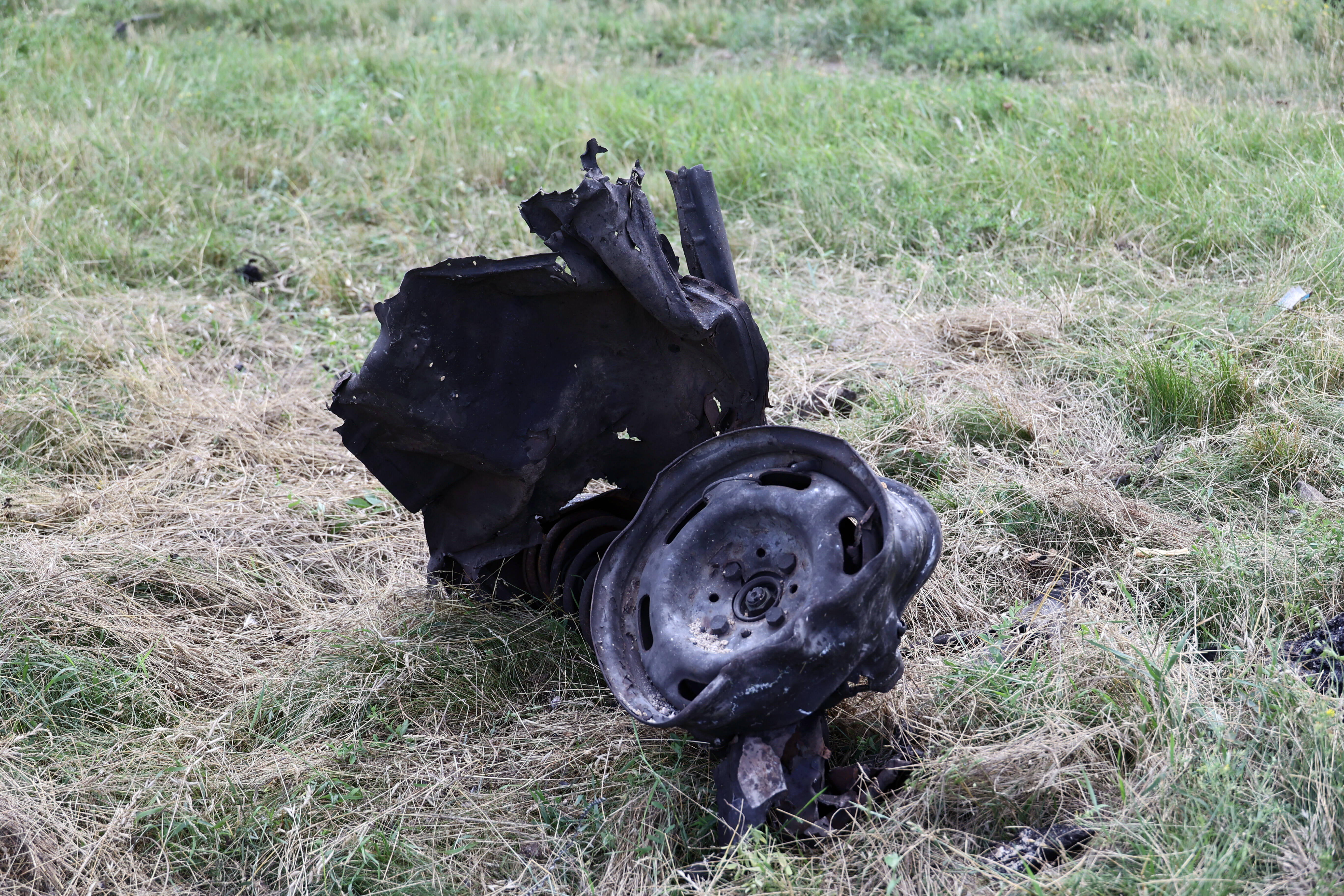Автомобільне колесо пошкоджене російським обстрілом, фотоілюстрація. Fot. PAP/