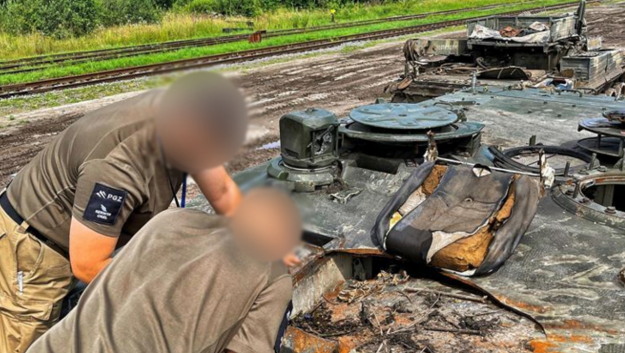 Польські механіки ремонтують український танк. Fot. PGZ