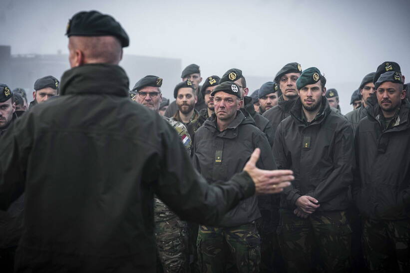 Мартін Війнен звертається до солдатів перед відправкою систем ППО "Patriot" з Нідерландів до Словаччини. Fot. PAP/EPA/ROB ENGELAAR