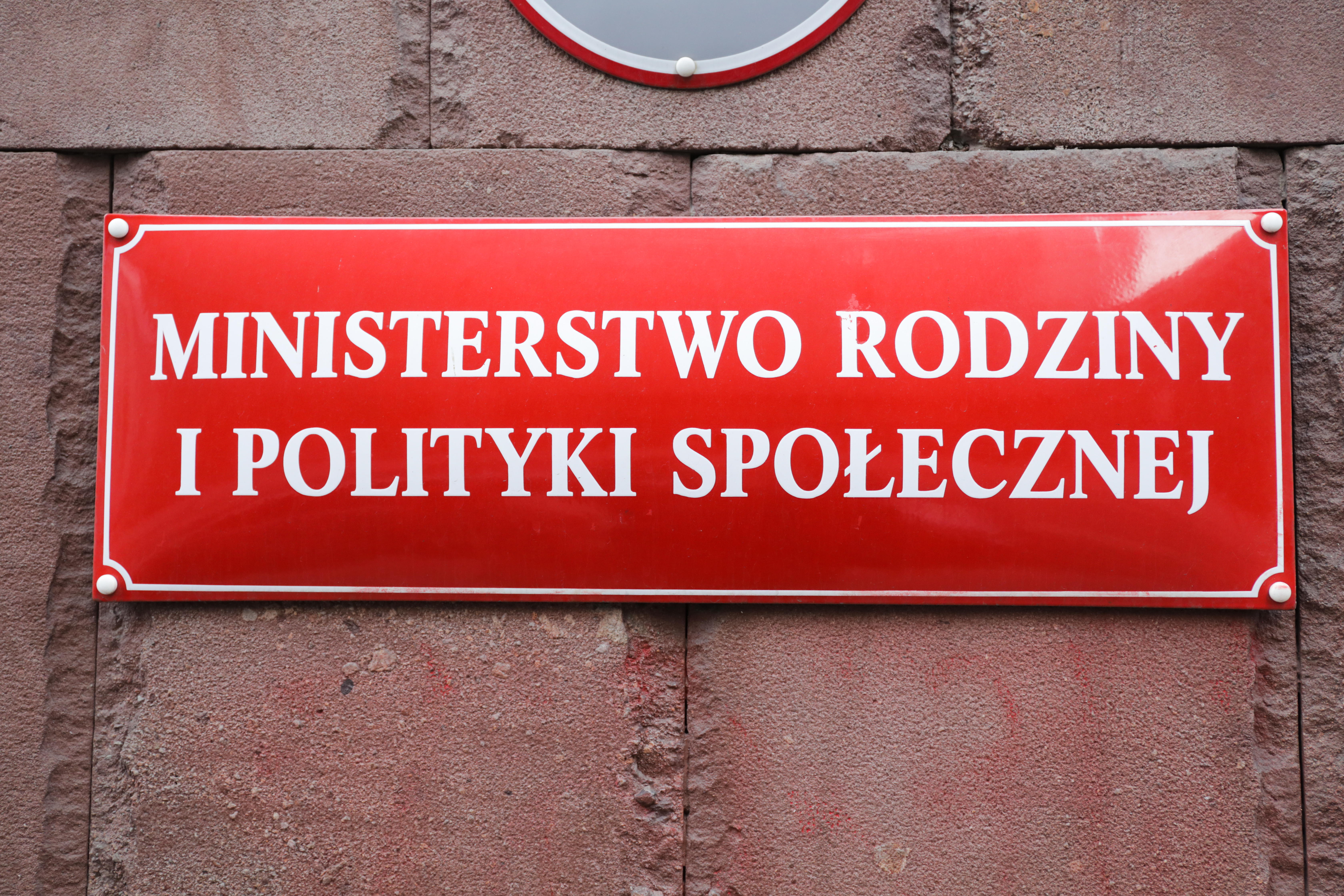 Табличка Міністерства родини, праці й соцполітики Польщі (MRPiPS). Fot. PAP/Albert Zawada