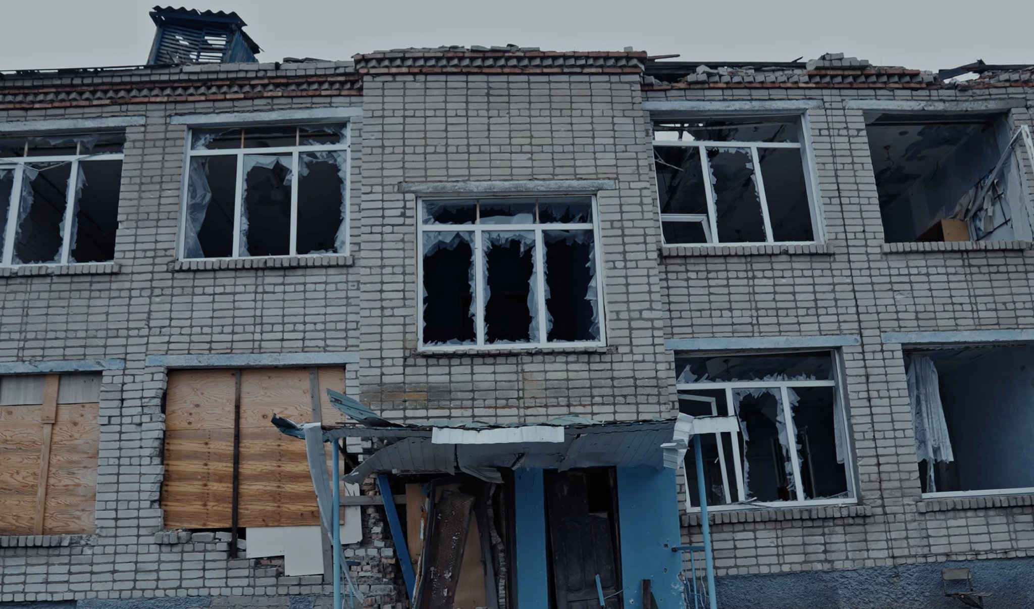 Ліцей в Червоній долині, зруйнований російською армією в березні 2022 року. Fot. Facebook/SavED