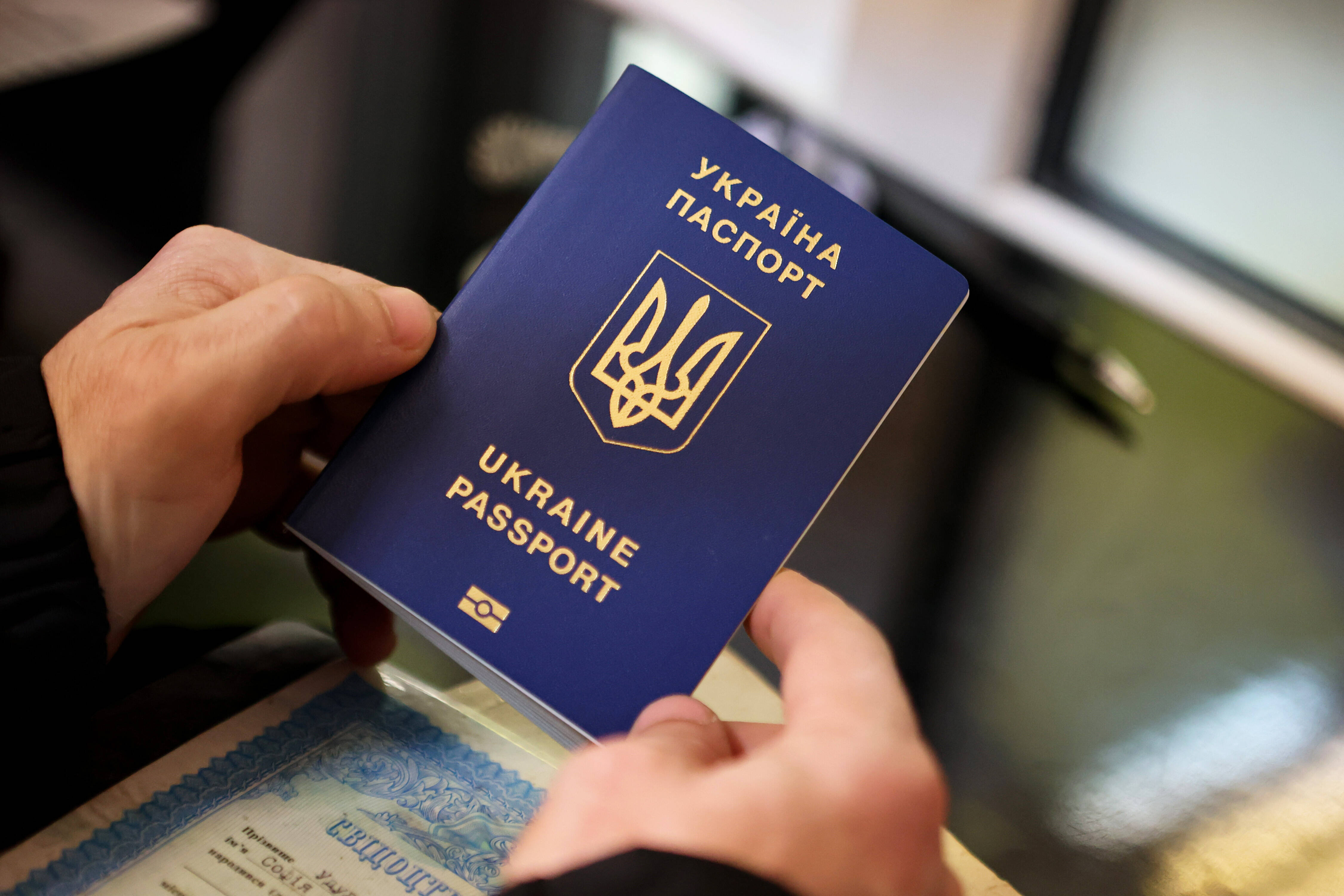 Український паспорт. Fot. PAP/UKRINFORM