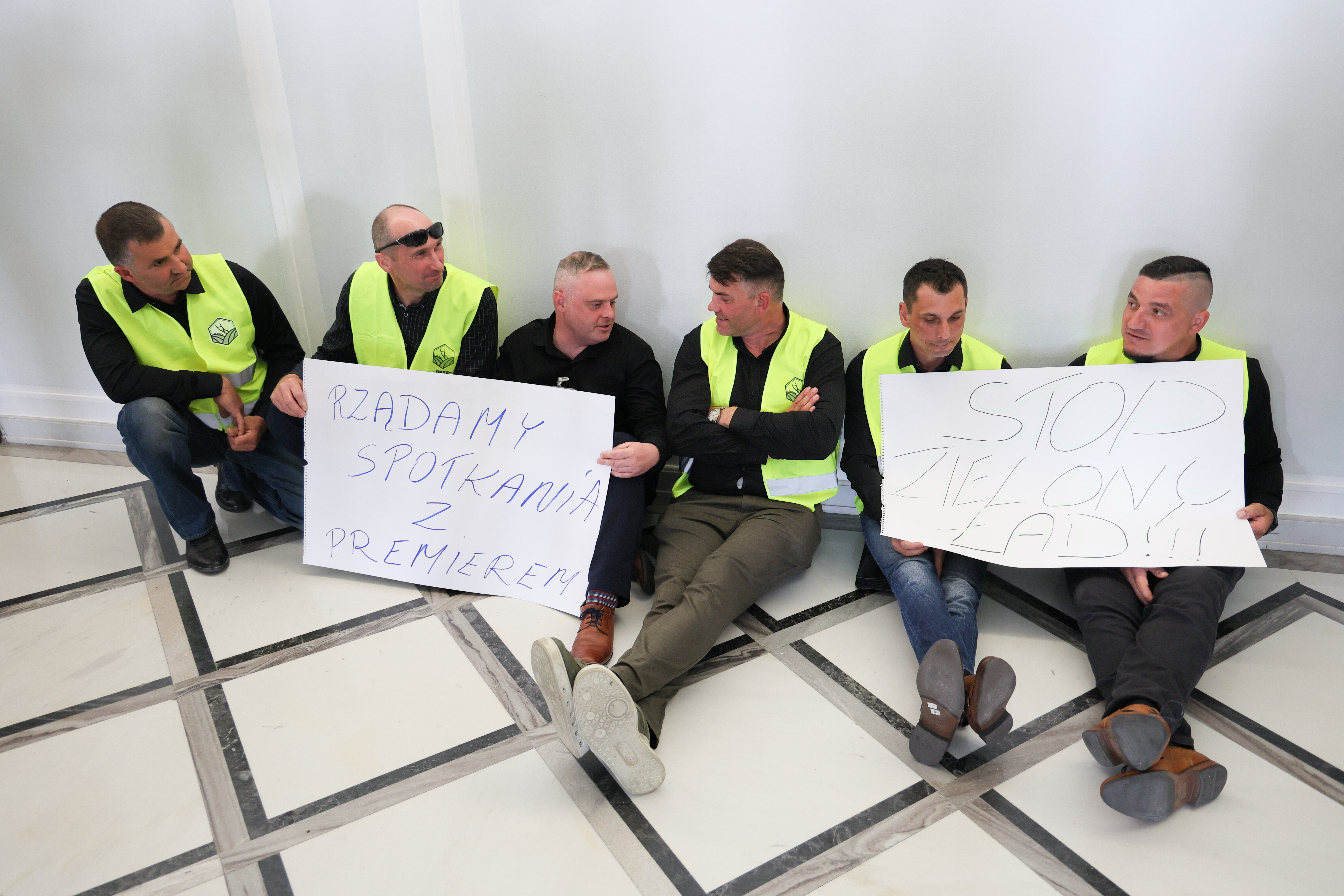 Група фермерів протестує у Сеймі у Варшаві. Fot. PAP/Paweł Supernak