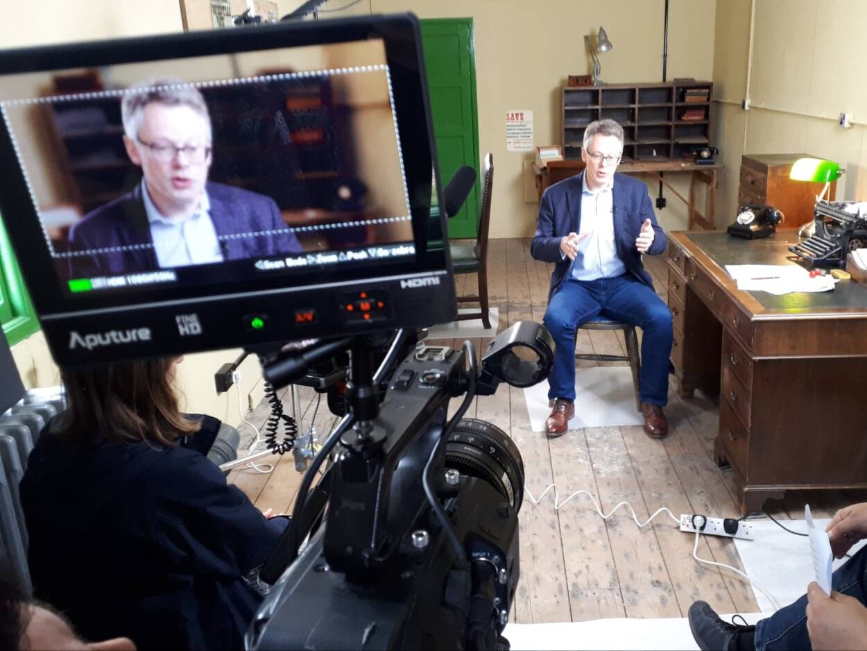 fot. Vena Art. Sir Dermot Turing opowiada historię złamania Enigmy podczas zdjęć w Bletchley Park.