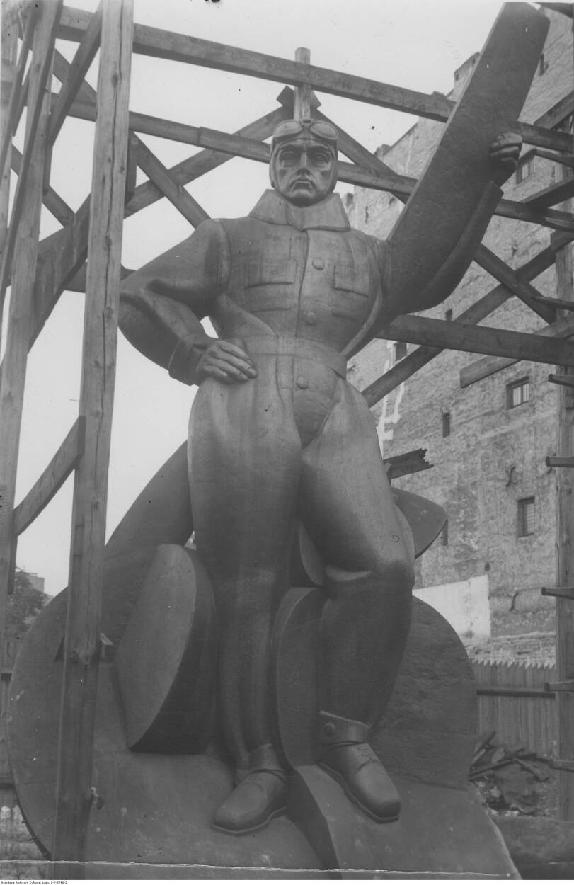 Brązowy odlew Pomnika Lotnika przed ustawieniem na Pl. Unii Lubelskiej, 1932, fot. NAC