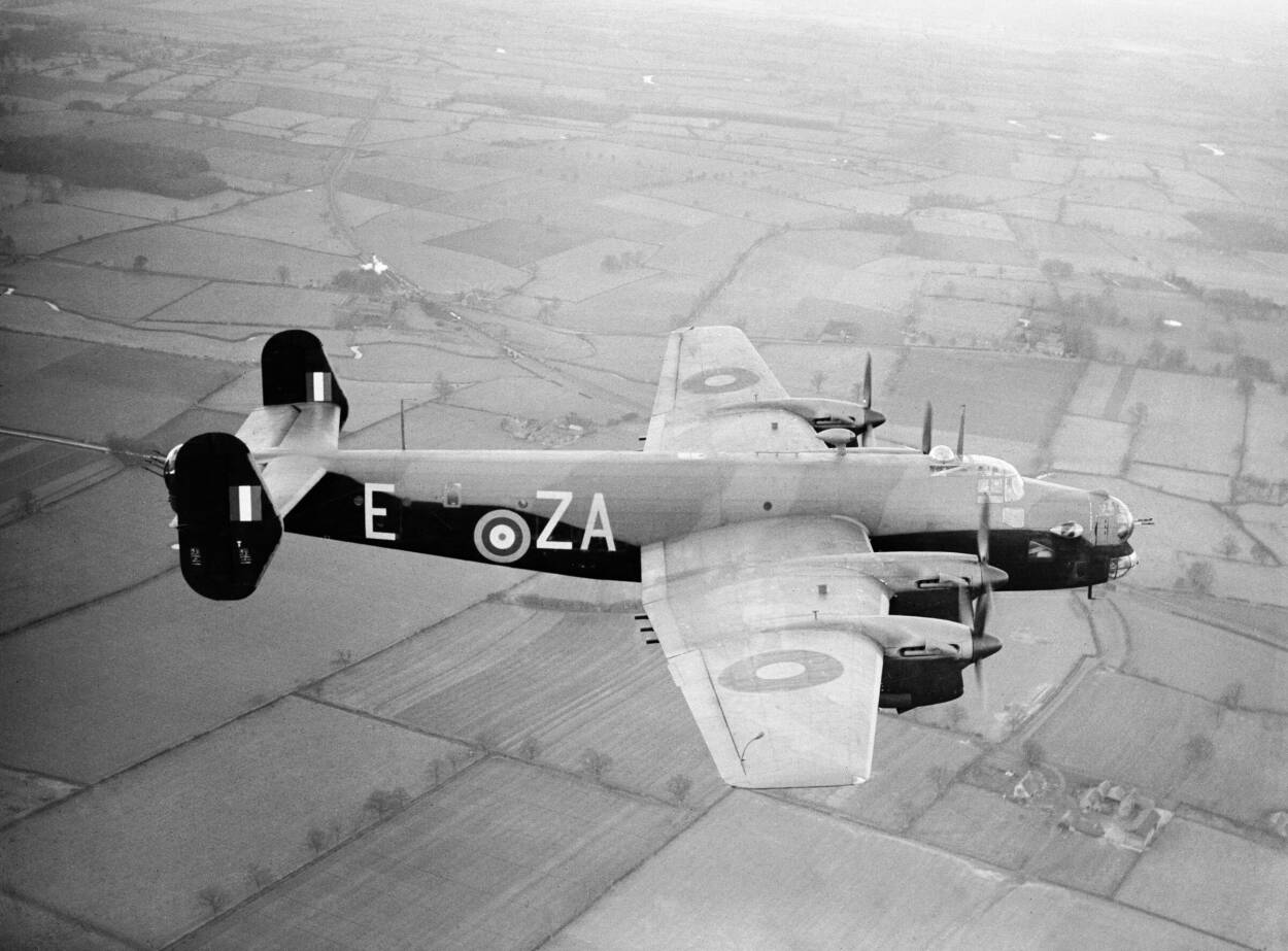 Samolot bombowy Handley Page Halifax Mk. II z 10. Dywizjonu RAF w Leeming (ok. 1941-42), podobny do użytego w operacji „Wrench”. Fot. H. Hennser/Imperial War Museum/Domena publiczna