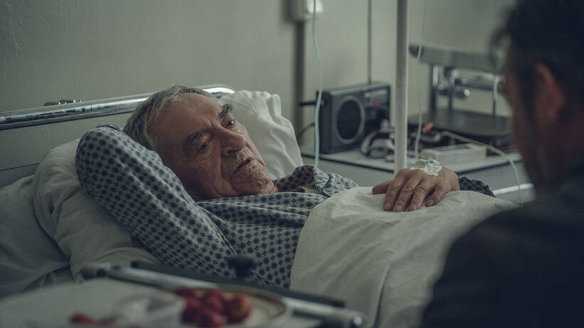 Kadr z serialu "Wielka Woda", na zdjęciu Jerzy Trela, fot. Netflix