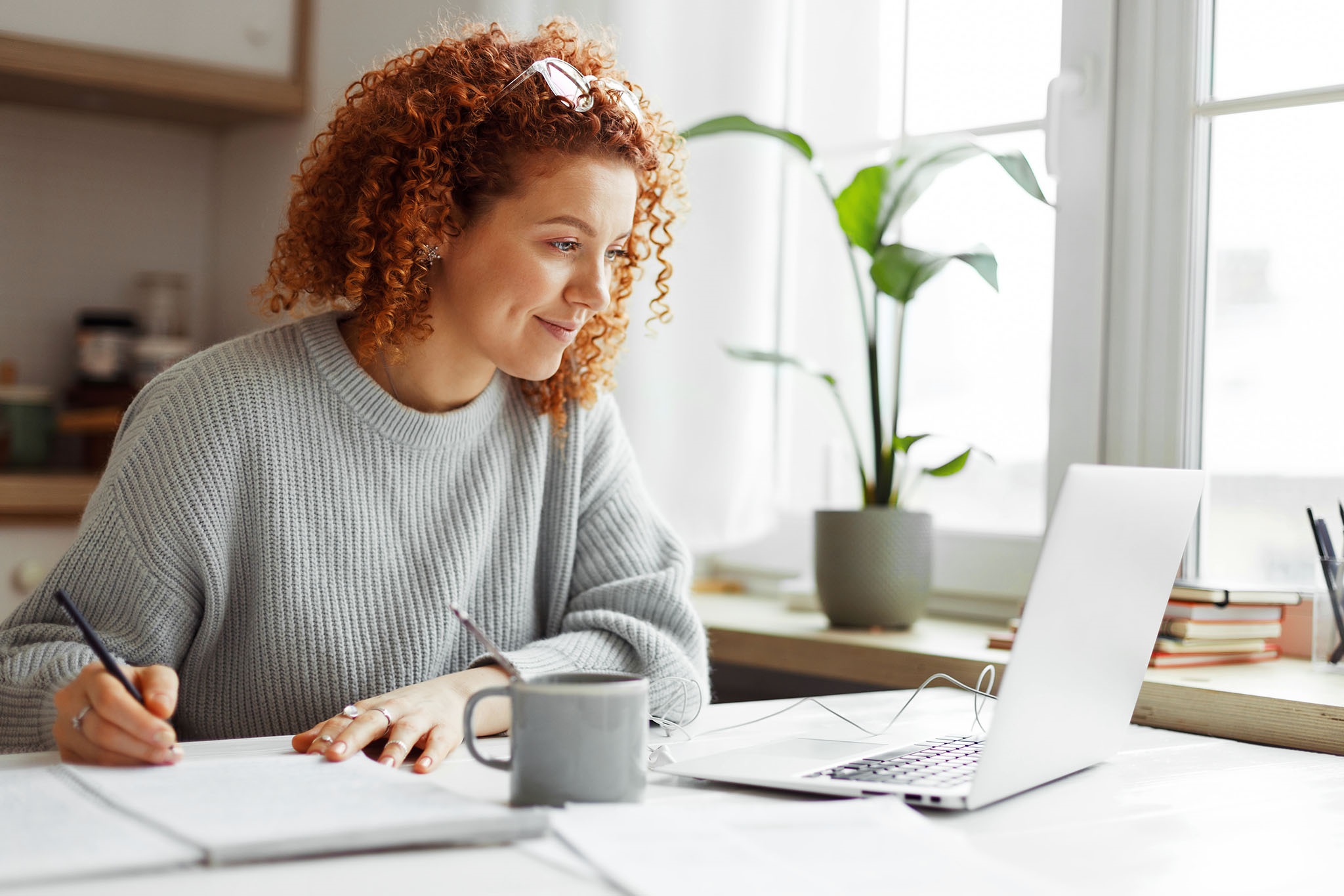Adobe Stock - kobieta sprawdza w Internecie ogólne warunki ubezpieczenia, które planuje wykupić
