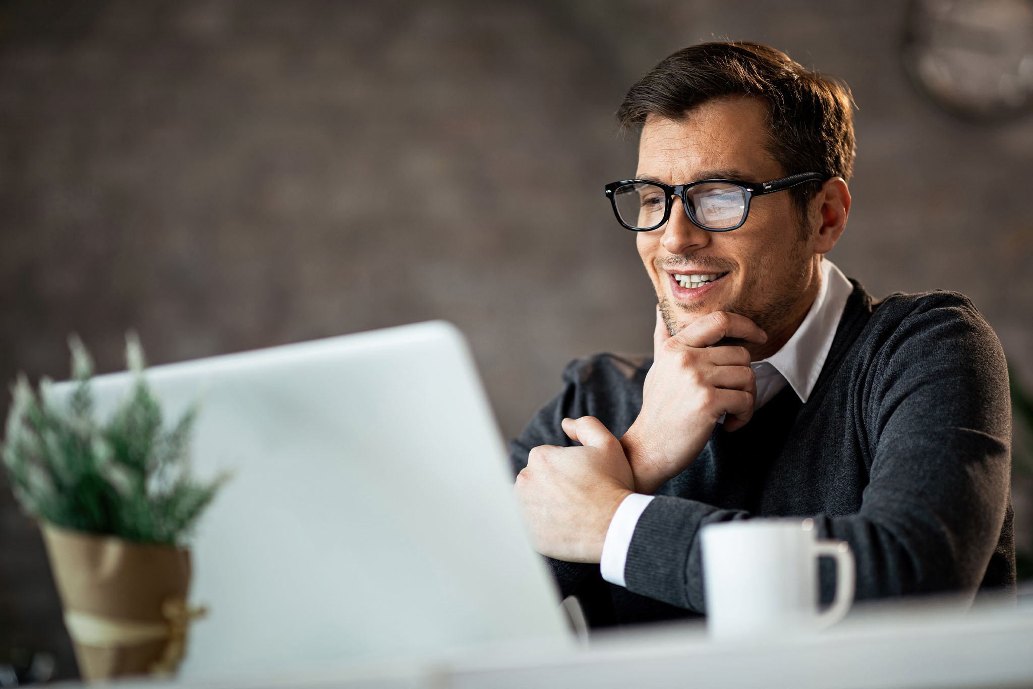 Adobe Stock - mężczyzna z zainteresowaniem przegląda umowę ubezpieczenia na swoim laptopie