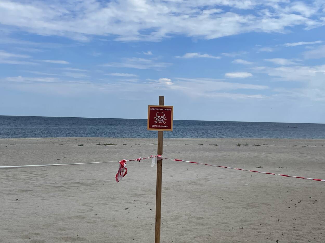 Znak ostrzegający przed minami. Fot. PAP/Daria Al Shehabi