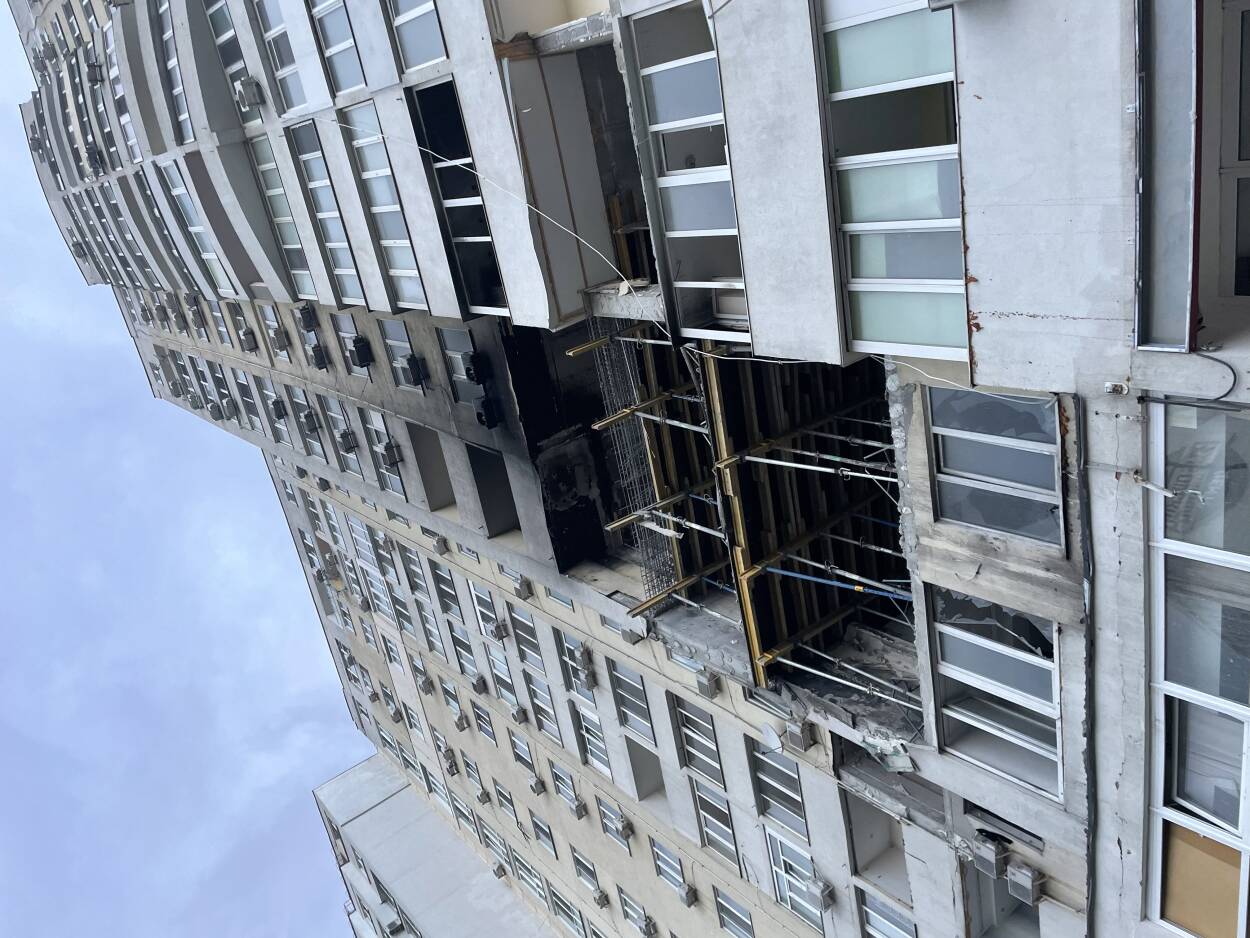 Budynek po uderzeniu rosyjskiej rakiety. Fot. PAP/Daria Al Shehabi