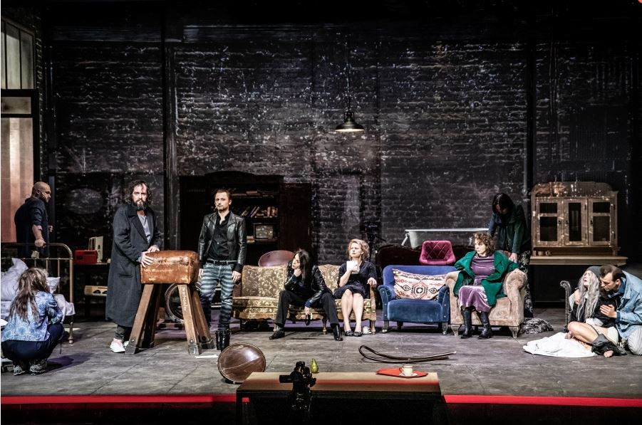 Aktorzy Teatru Powszechnego w Warszawie. Fot. Natalia Kabanow