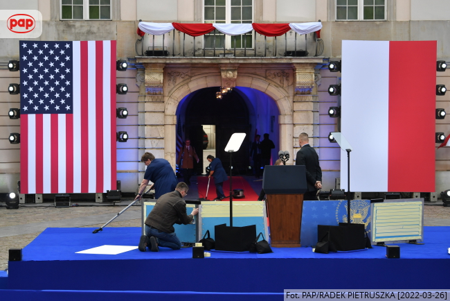 Przygotowania do przemówienia prezydenta USA na Placu Zamkowym w Warszawie. Fot. PAP/Radek Pietruszka