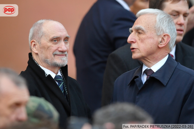 Posłowie PiS Piotr Naimski i Antoni Macierewicz oczekują na przemówienie prezydenta USA na Placu Zamkowym w Warszawie, fot. PAP/Radek Pietruszka