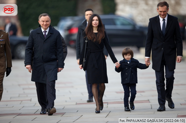 Prezydent Andrzej Duda, córka zmarłej pary prezydenckiej Marta Kaczyńska wraz z mężem Piotrem Zielińskim i synem Stanisławem w drodze na mszę świętą w intencji ofiar katastrofy smoleńskiej w Krakowie. Fot. PAP/Łukasz Gągulski