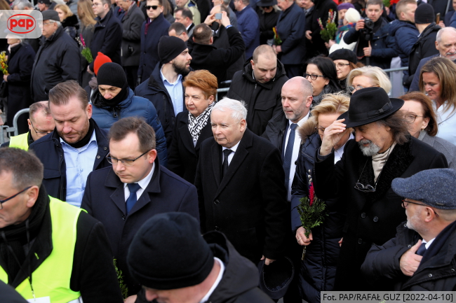 Prezes PiS Jarosław Kaczyński po apelu pamięci przed Pałacem Prezydenckim w Warszawie, fot. PAP/Rafał Guz