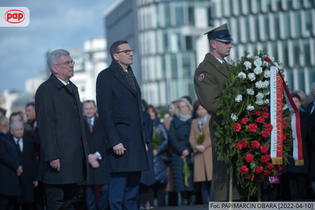 Premier Mateusz Morawiecki i senator Stanisław Karczewski podczas uroczystości przy pomniku prezydenta Lecha Kaczyńskiego, fot. PAP/Marcin Obara