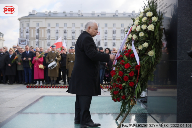 Prezes PiS Jarosław Kaczyński podczas uroczystości pod pomnikiem ofiar katastrofy smoleńskiej, fot. PAP/Leszek Szymański