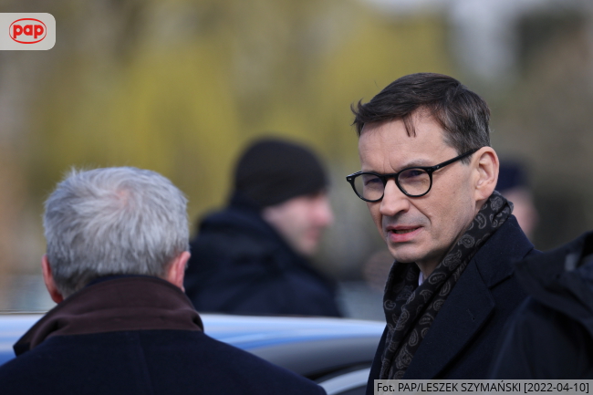 Premier Mateusz Morawiecki podczas uroczystości pod pomnikiem ofiar katastrofy smoleńskiej, fot. PAP/Leszek Szymański