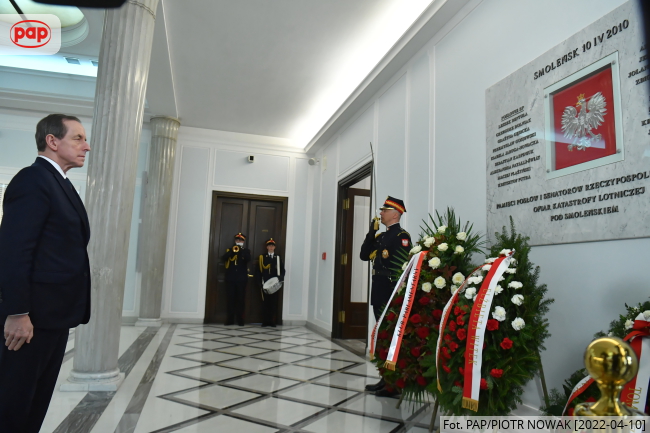Marszałek Senatu Tomasz Grodzki składa wieniec przed tablicą ku czci posłów i senatorów zmarłych w katastrofie smoleńskiej, fot. PAP/Piotr Nowak