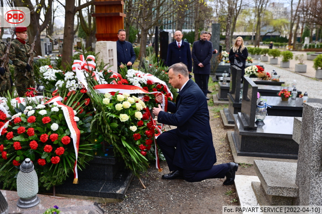Prezydent Andrzej Duda na Cmentarzu Rakowickim w Krakowie, gdzie złożył wieńce na grobach ofiar katastrofy smoleńskiej, fot. PAP/Art Service