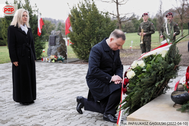 Prezydent Andrzej Duda i posłanka PiS Małgorzata Wasserman na cmentarzu parafialnym na krakowskich Bielanach, gdzie złożyli wieniec na grobie ojca posłanki, Zbigniewa Wassermana, fot. PAP/Łukasz Gągulski