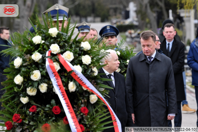 Prezes PiS Jarosław Kaczyński podczas uroczystości przed pomnikiem Ofiar Katastrofy Smoleńskiej na Cmentarzu Wojskowym na Powązkach, fot. PAP/Radek Pietruszka