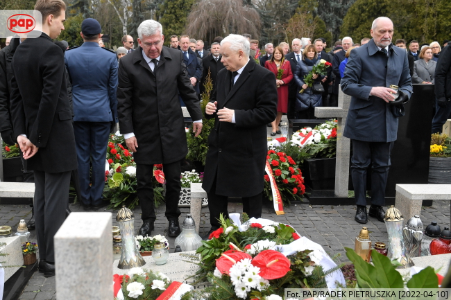 Prezes PiS Jarosław Kaczyński, senator Stanisław Karczewski i poseł PiS Antoni Macierewicz składają kwiaty na grobach ofiar katastrofy smoleńskiej na warszawskim Cmentarzu Wojskowym na Powązkach, fot. PAP/Radek Pietruszka