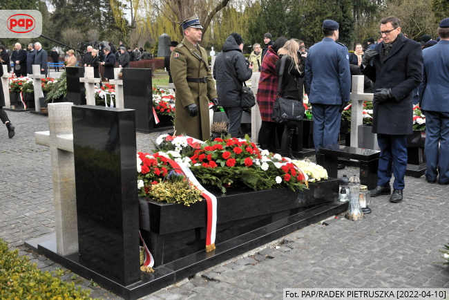 Premier Mateusz Morawiecki (P) składa kwiaty na grobach ofiar katastrofy smoleńskiej na warszawskim Cmentarzu Wojskowym na Powązkach, fot. PAP/Radek Pietruszka