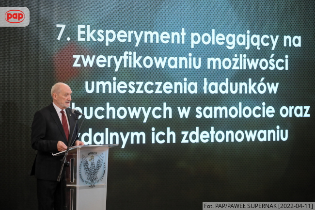 Przewodniczący podkomisji Antoni Macierewicz podczas konferencji prasowej Podkomisji ds. Ponownego Zbadania Wypadku Lotniczego pod Smoleńskiem w siedzibie Departamentu Wojskowych Spraw Zagranicznych w Warszawie