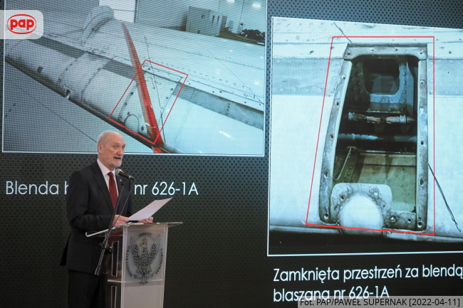 Przewodniczący podkomisji Antoni Macierewicz podczas konferencji prasowej Podkomisji ds. Ponownego Zbadania Wypadku Lotniczego pod Smoleńskiem w siedzibie Departamentu Wojskowych Spraw Zagranicznych w Warszawie