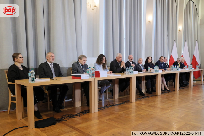 Przewodniczący podkomisji Antoni Macierewicz podczas konferencji prasowej Podkomisji ds. Ponownego Zbadania Wypadku Lotniczego pod Smoleńskiem w siedzibie Departamentu Wojskowych Spraw Zagranicznych w Warszawie