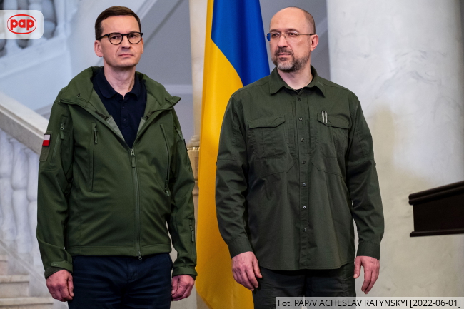 Mateusz Morawiecki, Denys Szmyhal. Fot. PAP/Viacheslav Ratynskyi