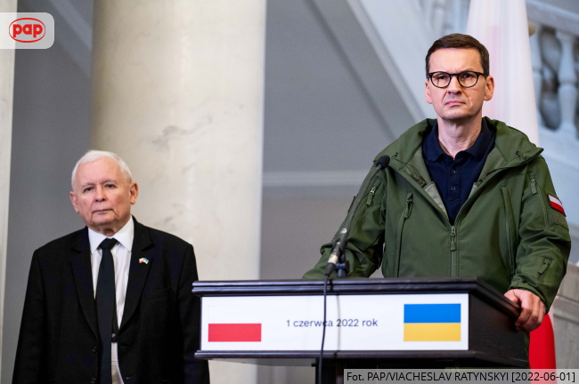Mateusz Morawiecki, Jarosław Kaczyński. Fot. PAP/Viacheslav Ratynskyi