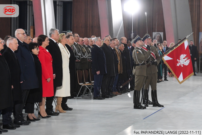 Prezydent Andrzej Duda (8L), pierwsza dama Agata Kornhauser-Duda (7L), prezydent Litwy Gitanas Nauseda (6L), pierwsza dama Litwy Diana Nausediene (5L), marszałek Sejmu Elżbieta Witek (4L) i wicemarszałek Sejmu Piotr Zgorzelski (3L) podczas mszy świętej sprawowanej w intencji Ojczyzny w Świątyni Opatrzności Bożej w Warszawie. Fot. PAP/Andrzej Lange