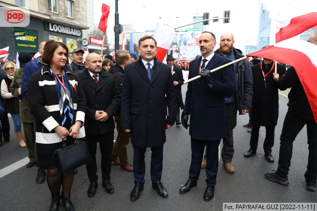 Minister sprawiedliwości, prokurator generalny Zbigniew Ziobro (C), wiceminister rolnictwa i rozwoju wsi Janusz Kowalski (C-P) i poseł PiS Mariusz Gosek (C-L) podczas Marszu Niepodległości w Warszawie. Fot. PAP/Rafał Guz