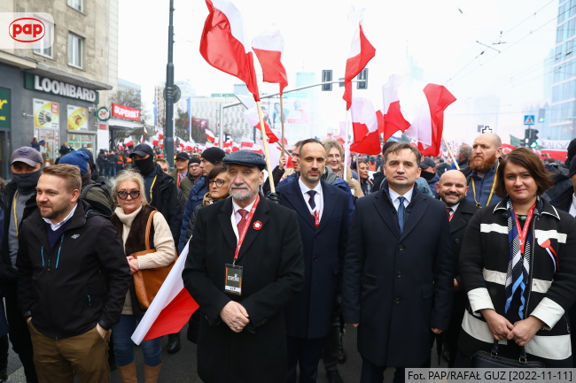 Minister sprawiedliwości, prokurator generalny Zbigniew Ziobro (C-P), wiceminister rolnictwa i rozwoju wsi Janusz Kowalski (C), posłowie PiS Mariusz Gosek (2P), Anna Siarkowska (P), Antoni Macierewicz (C-L) i wiceminister klimatu i środowiska Jacek Ozdoba (L) podczas Marszu Niepodległości w Warszawie. Fot. PAP/Rafał Guz